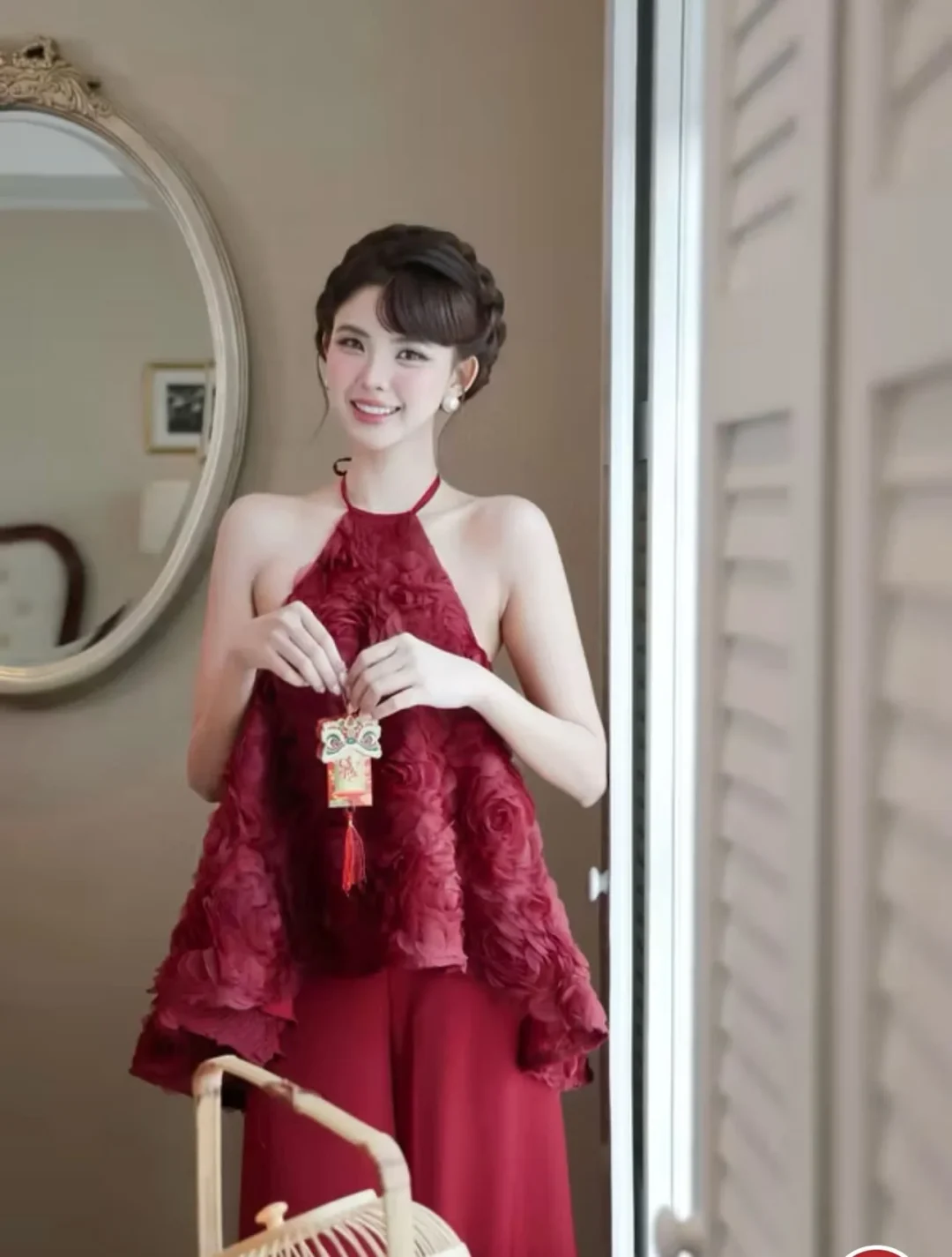 Photo 3 of Đầm đỏ cổ yếm hoa nổi sang trọng