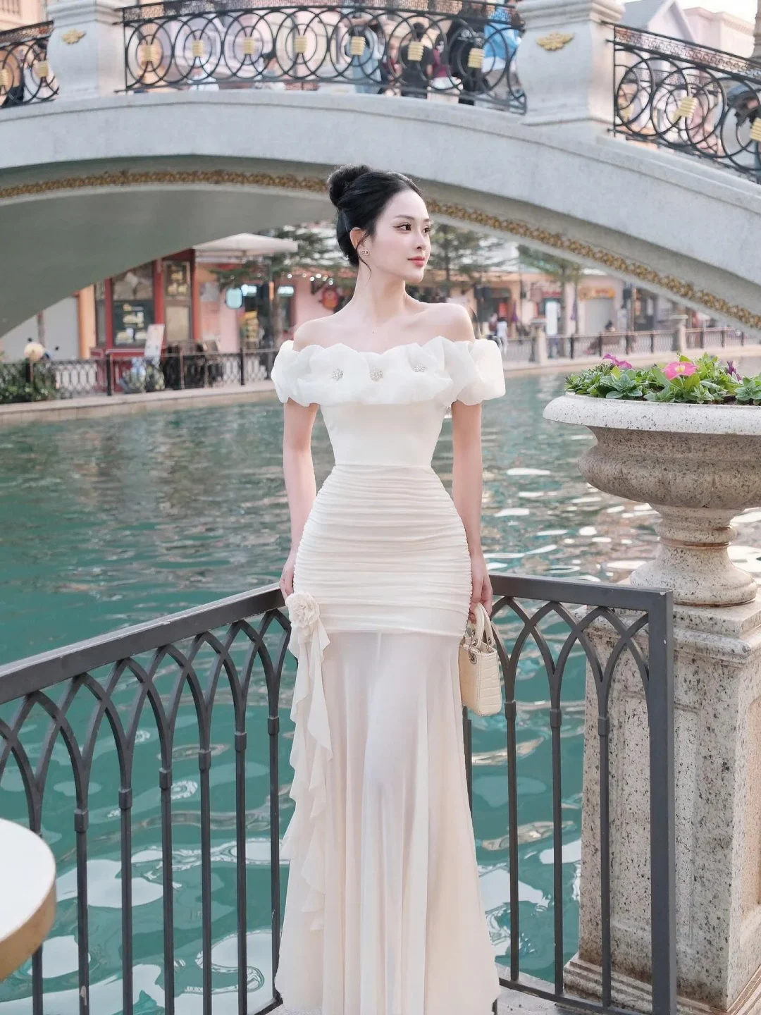 Ảnh 1 của Váy trắng trễ vai dạ hội nữ