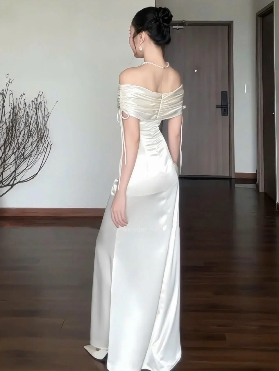 Photo 2 of Váy dạ hội trễ vai lụa trắng size M