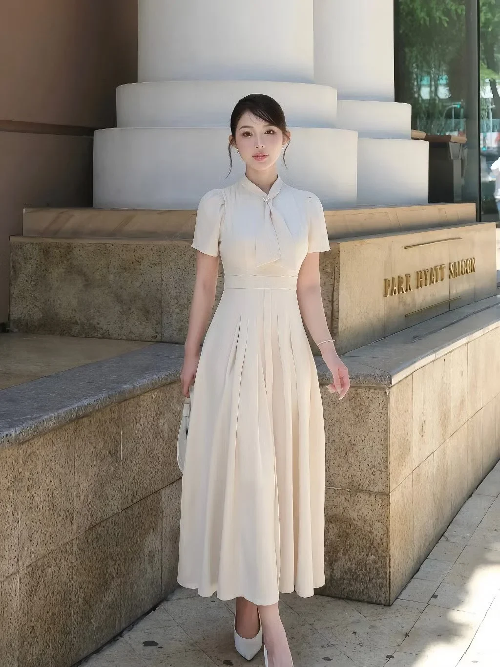 Photo 3 of Váy midi kem nơ cổ Elysnie size S