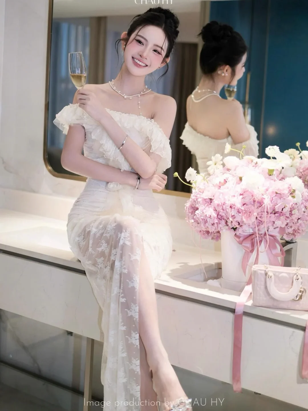 Ảnh 3 của Váy dạ hội trắng ren trễ vai nữ