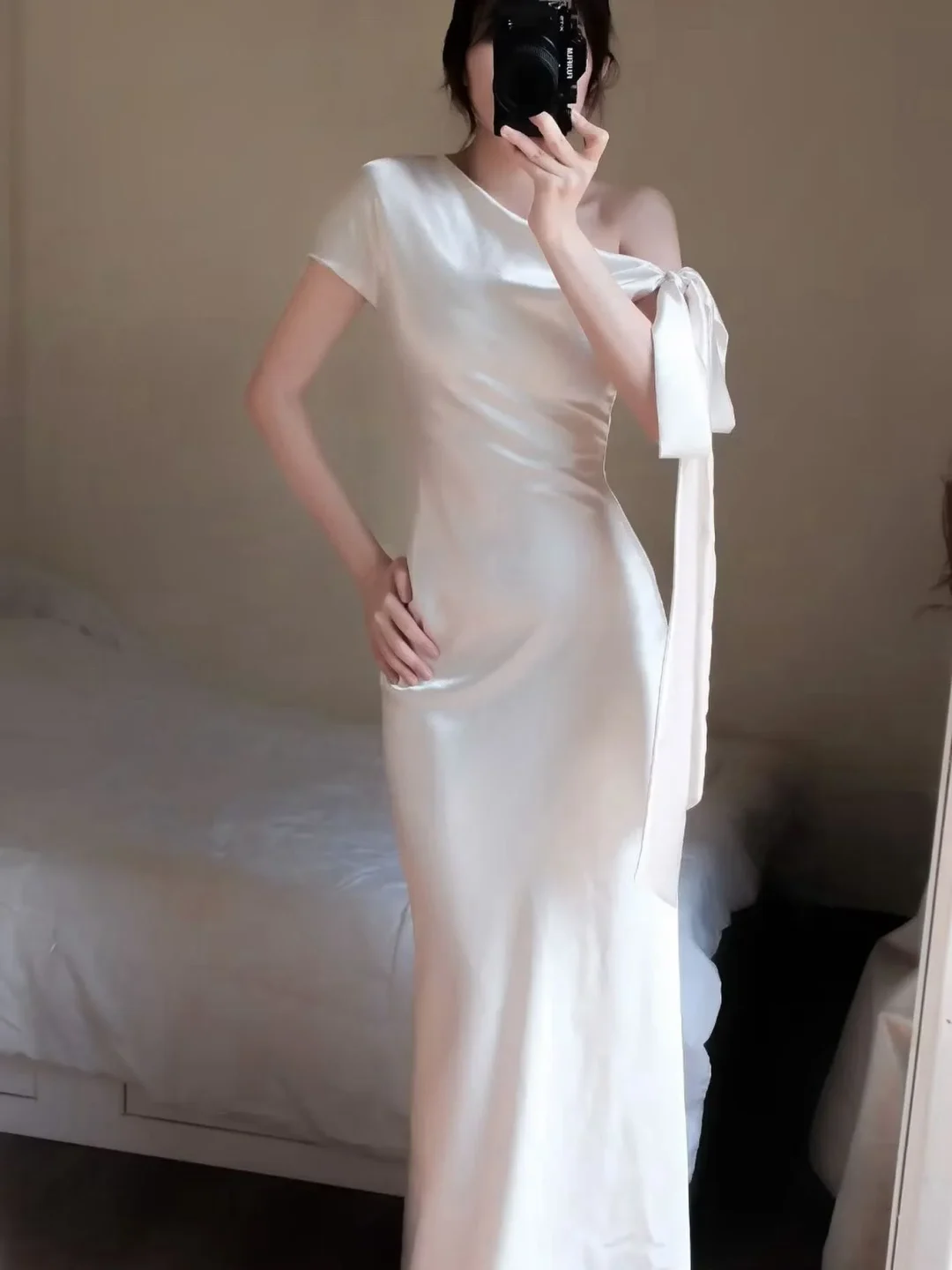 Ảnh 1 của Đầm dạ hội satin trắng nơ vai