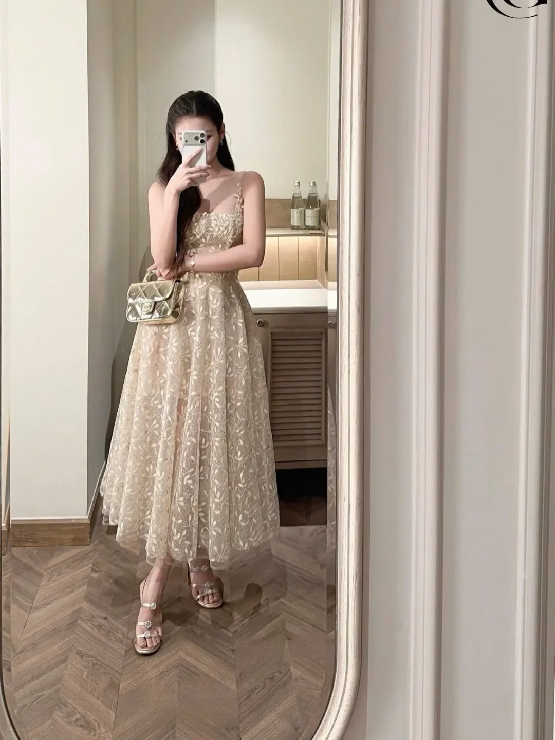 Photo 4 of Váy dạ hội ren thêu hoa màu kem