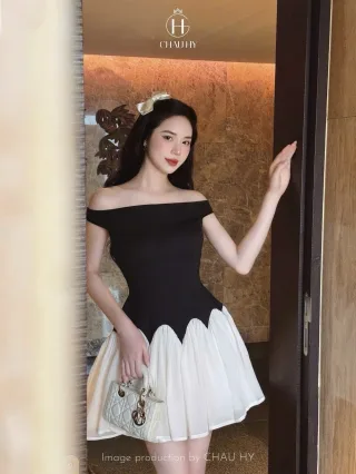 Photo 3 of Đầm trễ vai đen phối chân váy voan trắng