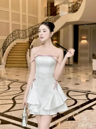 Photo 1 of Đầm trắng quây nơ hồng satin size M