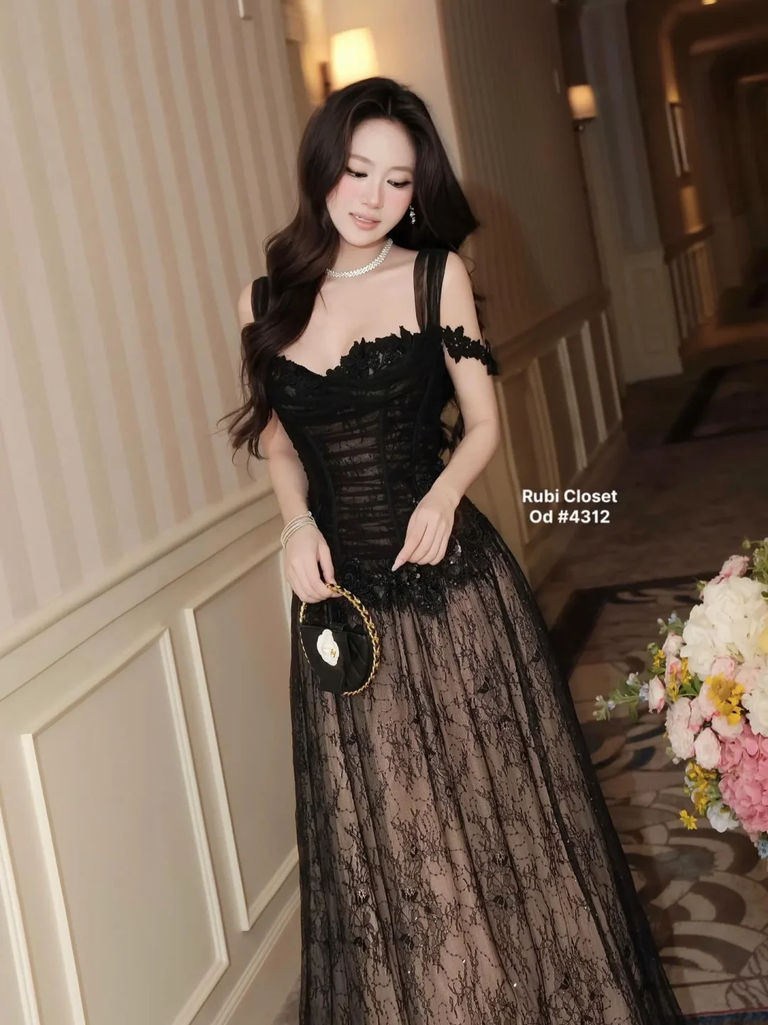Ảnh 4 của Váy ren đen dài trễ vai dạ hội