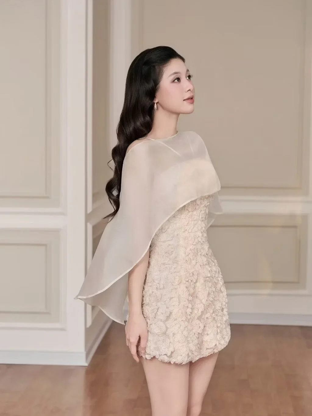 Ảnh 4 của Đầm ngắn cape voan hoa nổi Guvie