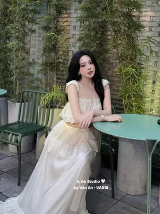 Photo 4 of Set croptop ren và chân váy bèo trắng nữ