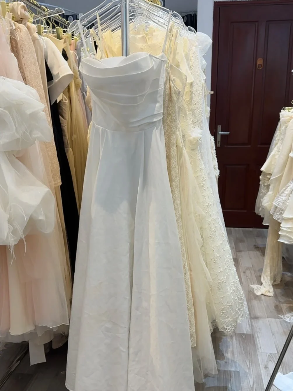 Ảnh 1 của Váy cưới trắng strapless thiết kế voan