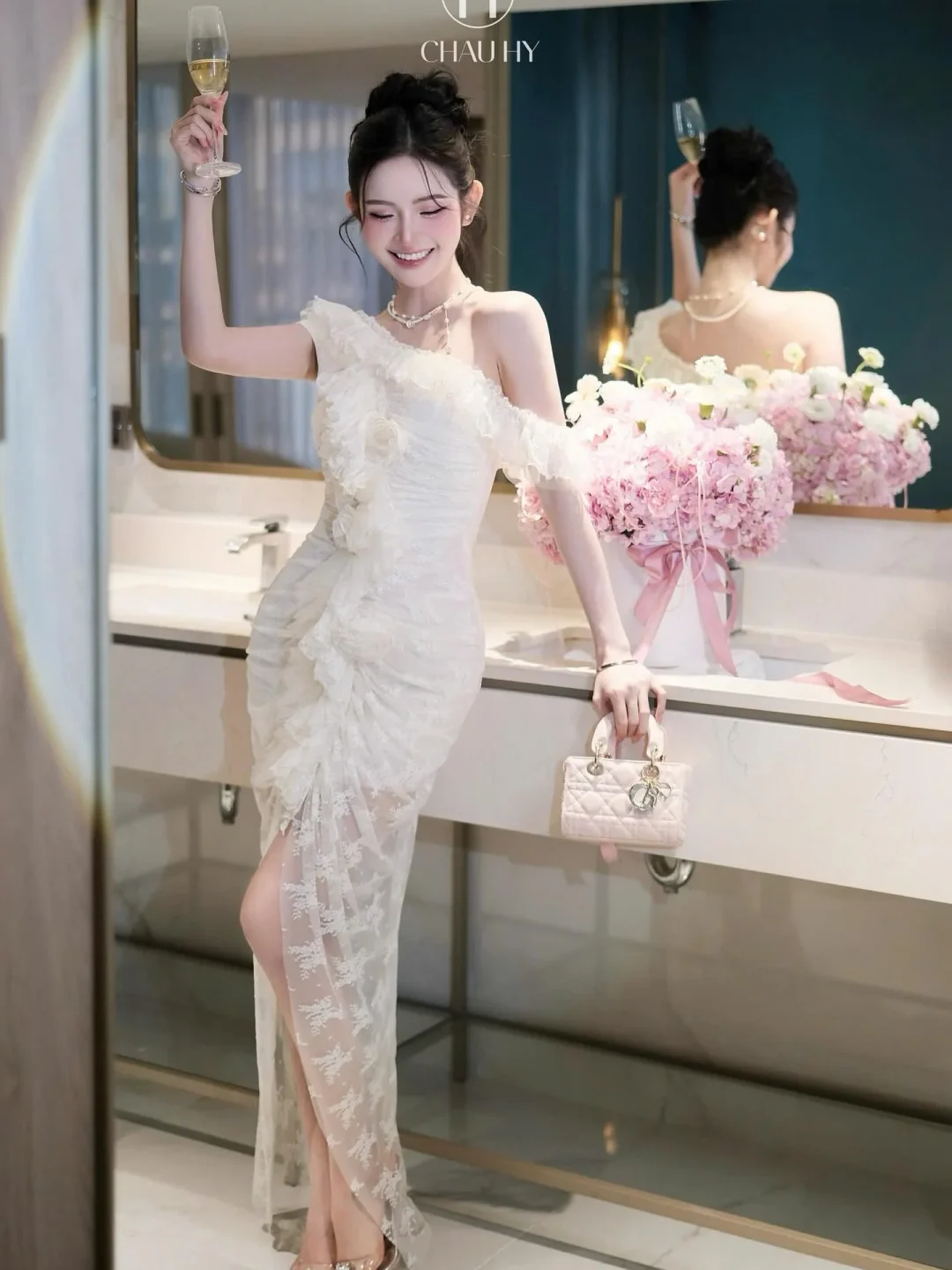 Photo 1 of Đầm dạ hội trắng một vai ren hoa