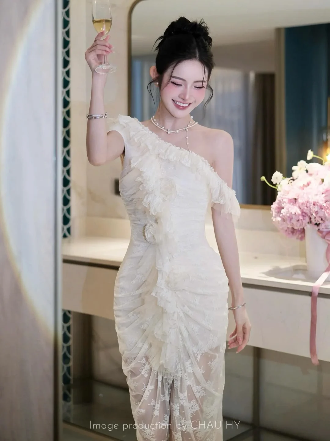 Ảnh 4 của Váy dạ hội trắng ren trễ vai nữ