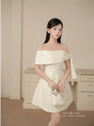 Ảnh 2 của Váy chấm bi trễ vai trắng nữ