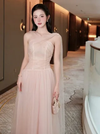 Ảnh 2 của Váy dạ hội hồng nhạt vai chéo đính hạt