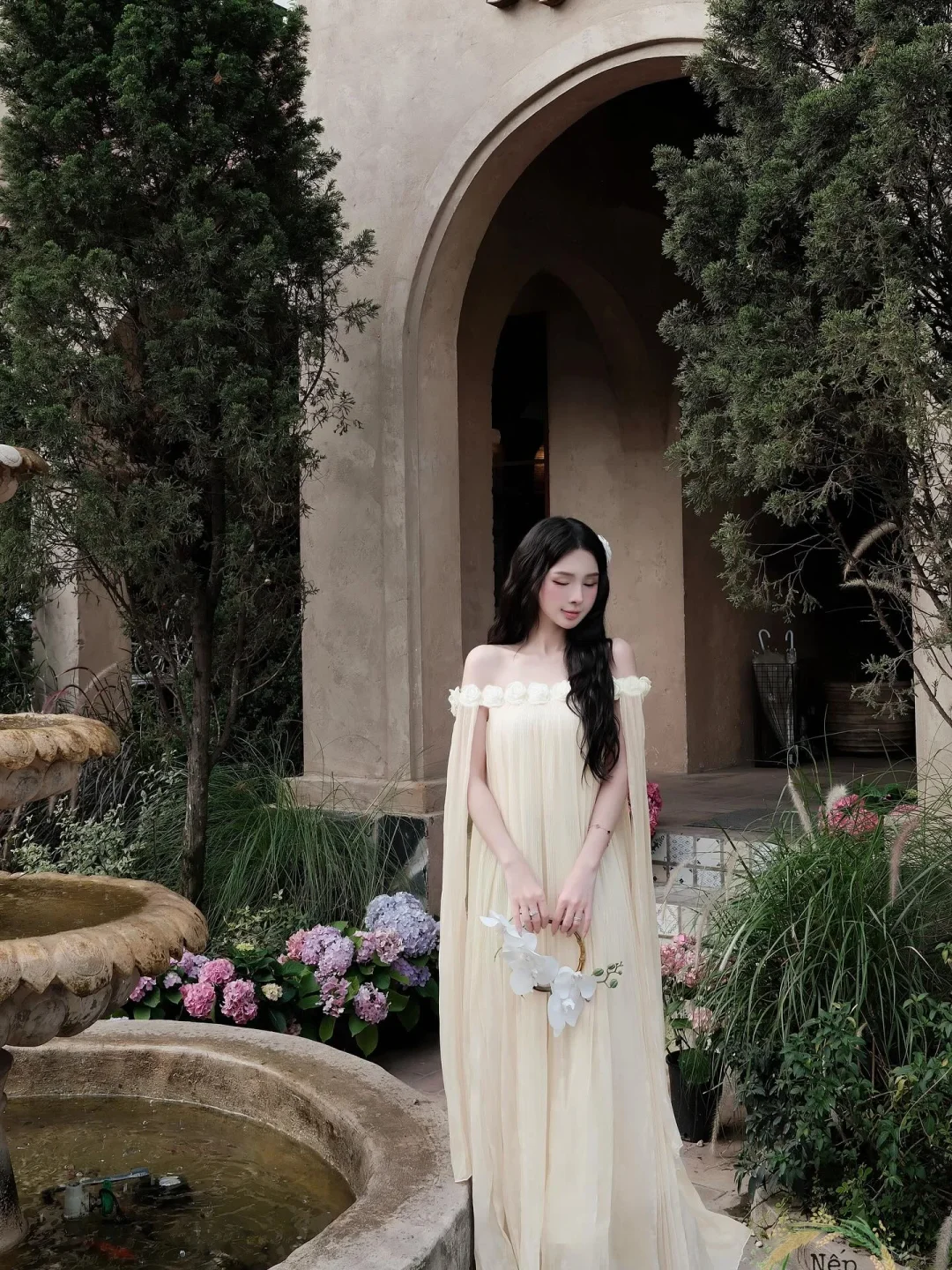 Photo 1 of Váy dài trễ vai kem Nếp