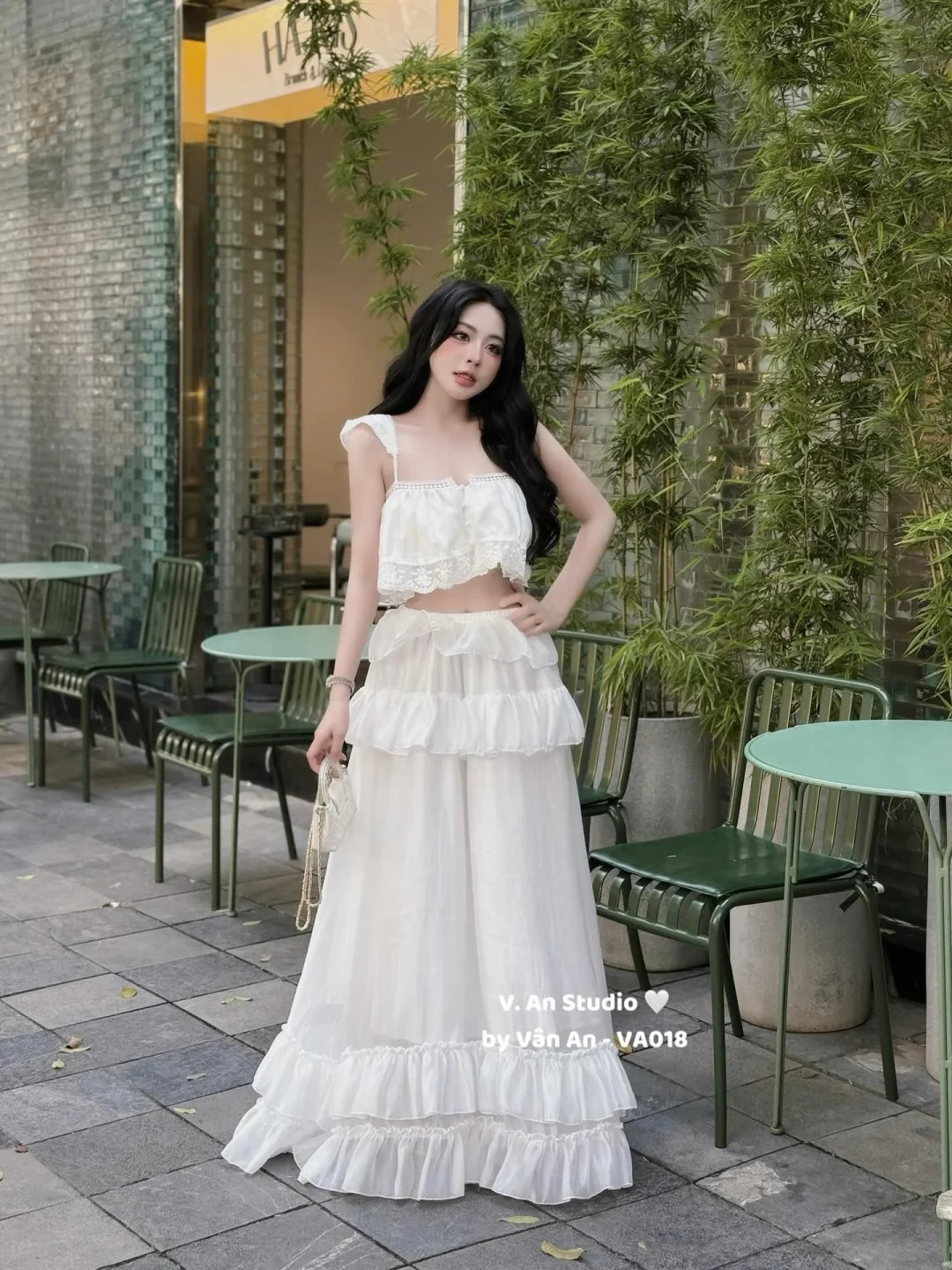 Photo 1 of Set croptop ren và chân váy bèo trắng nữ