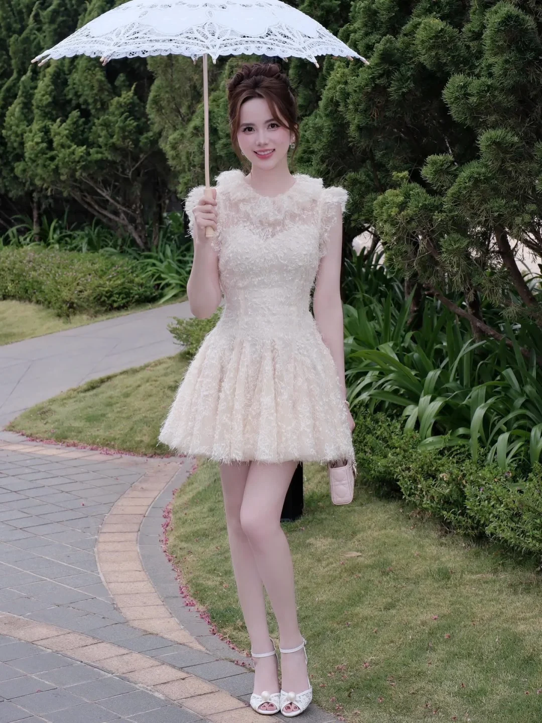 Ảnh 2 của Váy lông xù ngắn màu kem nữ