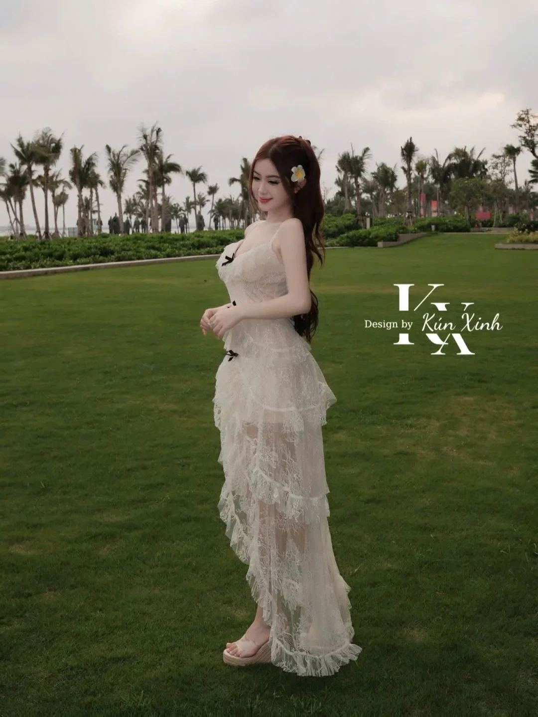 Photo 3 of Váy ren trắng hai dây nữ tính