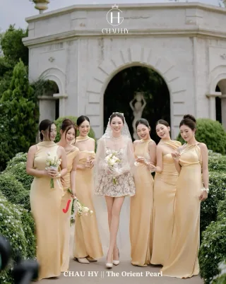 Photo 1 of Đầm dạ hội satin vàng nhạt size M
