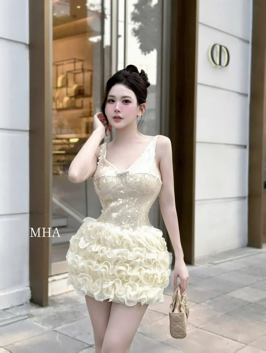 Ảnh 2 của Váy ngắn kim sa xếp lớp màu kem nữ