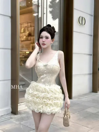 Ảnh 2 của Váy ngắn kim sa xếp lớp màu kem nữ