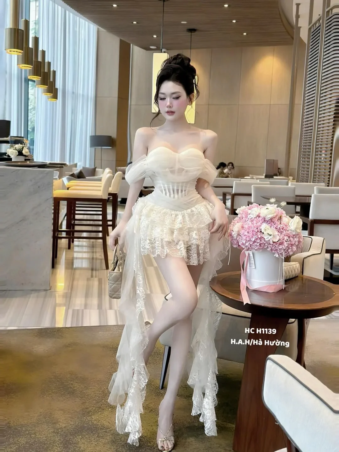 Photo 4 of Váy tiệc ngắn trắng kem nữ