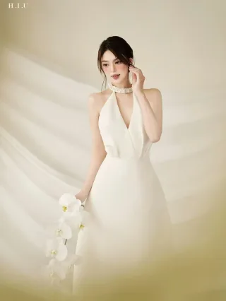 Photo 4 of Đầm maxi trắng halter H.I.U Fashion