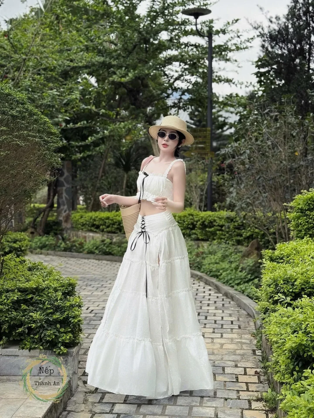 Photo 2 of Set áo váy trắng trễ vai nữ tính