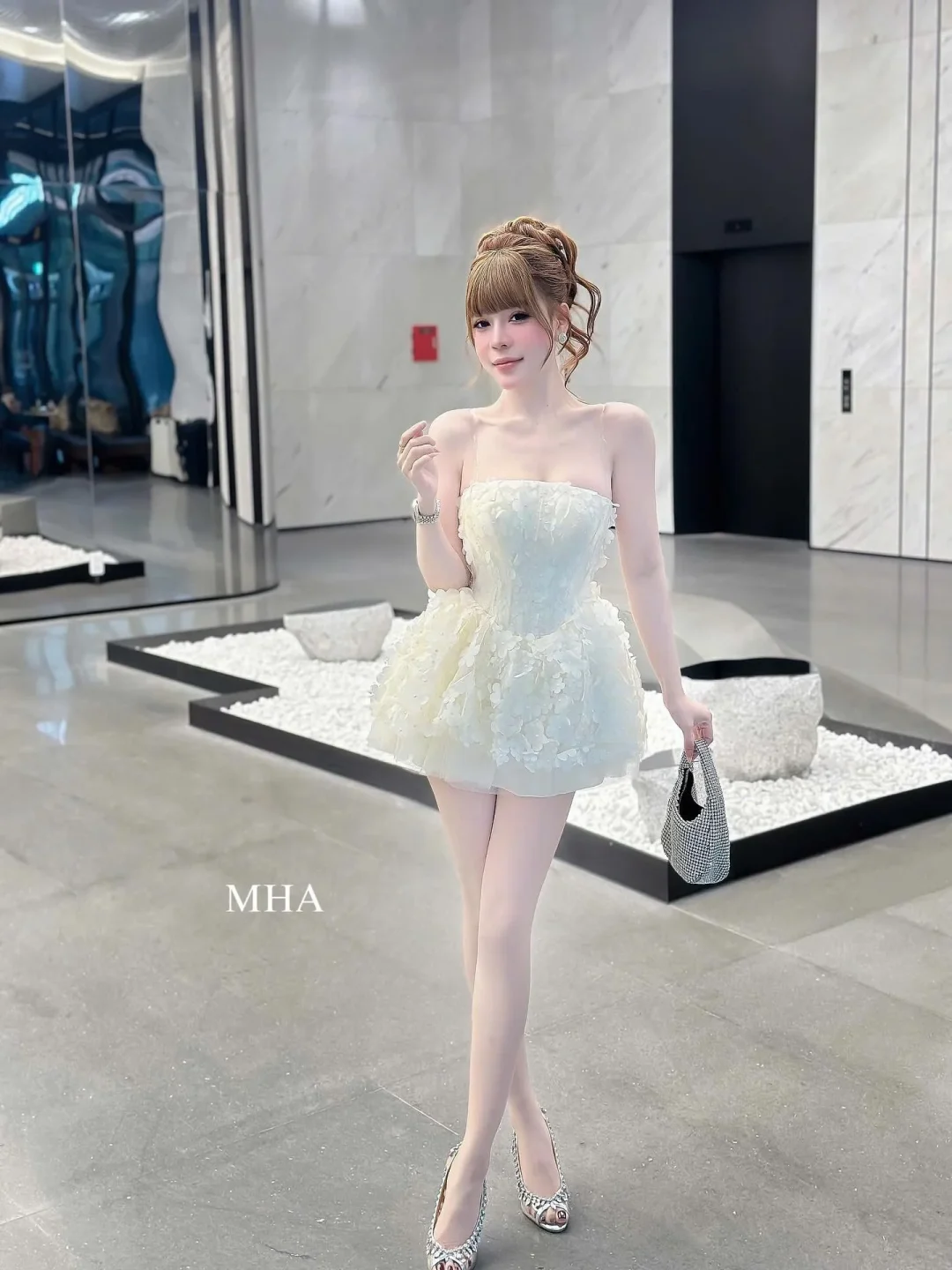 Ảnh 1 của Váy ngắn trắng cúp ngực hoa 3D nữ
