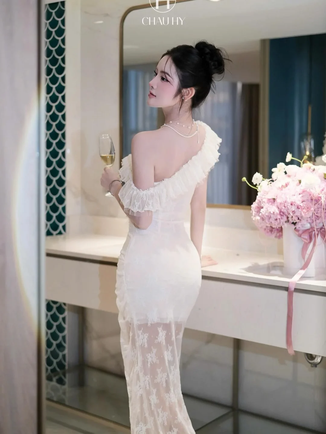 Photo 4 of Đầm dạ hội trắng một vai ren hoa