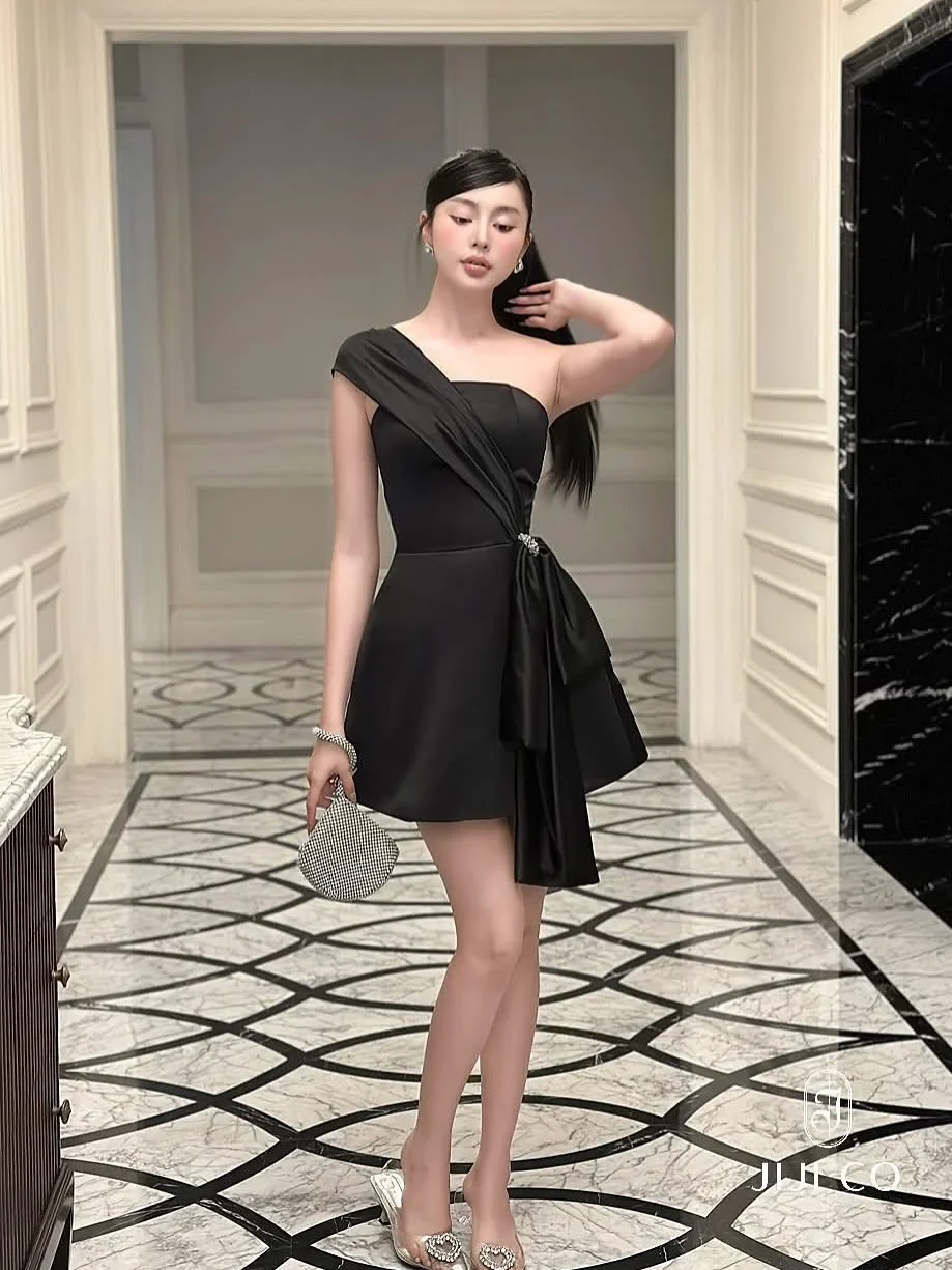 Ảnh 2 của Váy tiệc đen một vai Jijico