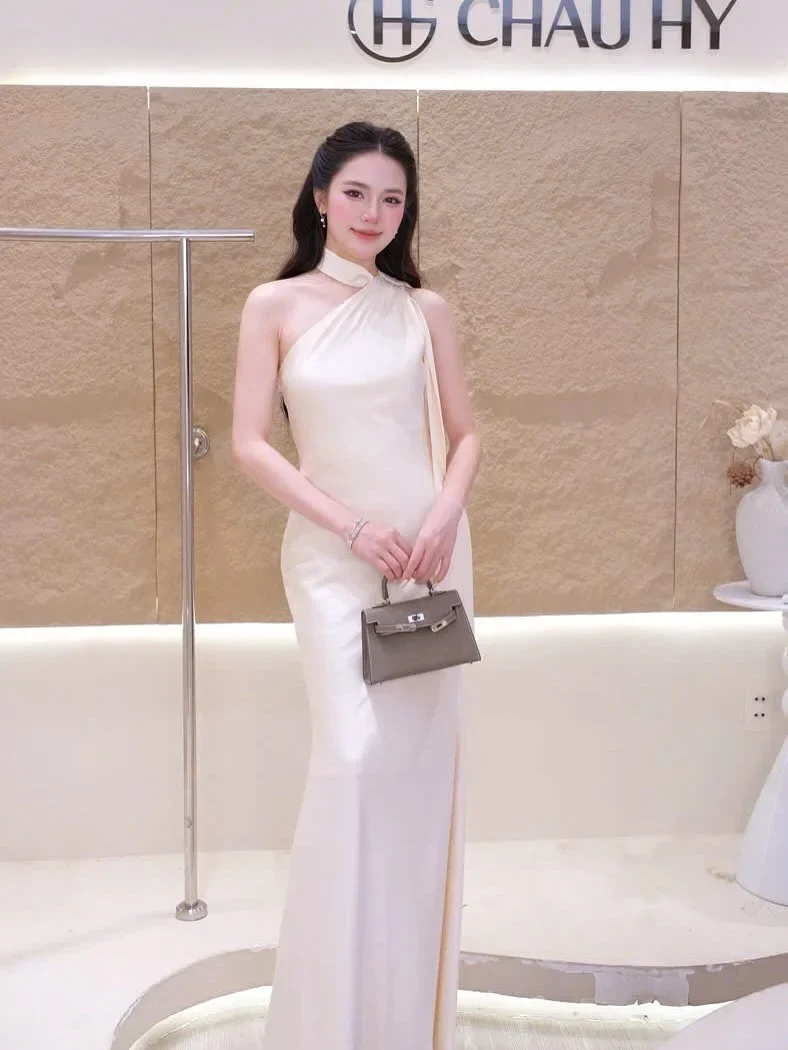 Photo 1 of Váy dài lụa một vai màu kem A281