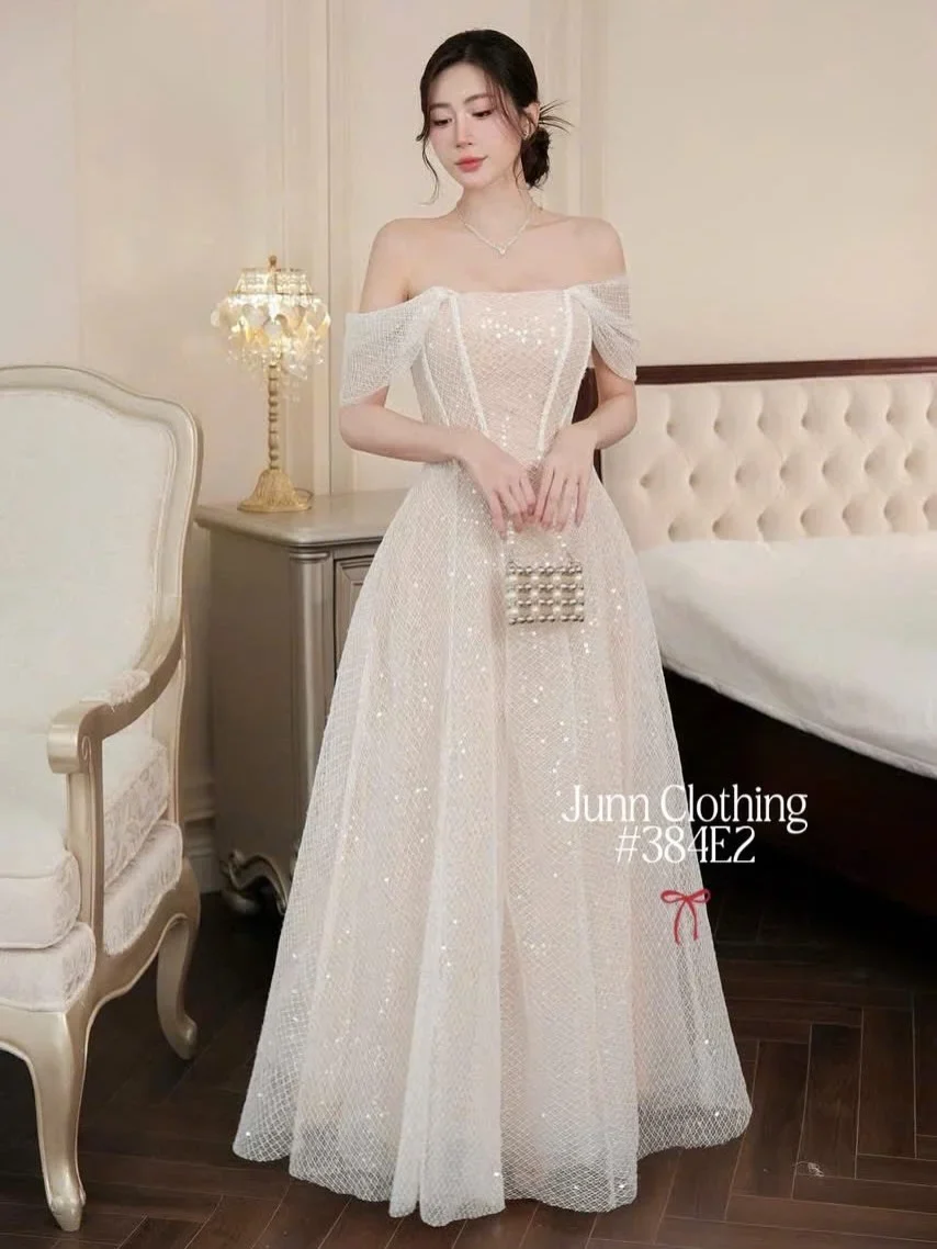 Photo 1 of Váy dạ hội trắng kim sa trễ vai size M