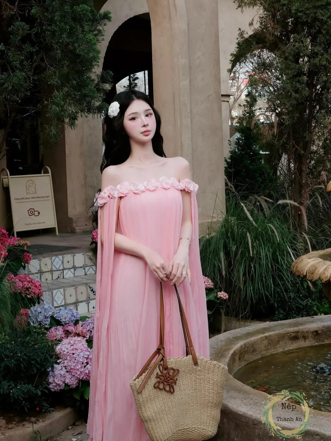 Photo 2 of Váy maxi hồng trễ vai hoa nữ