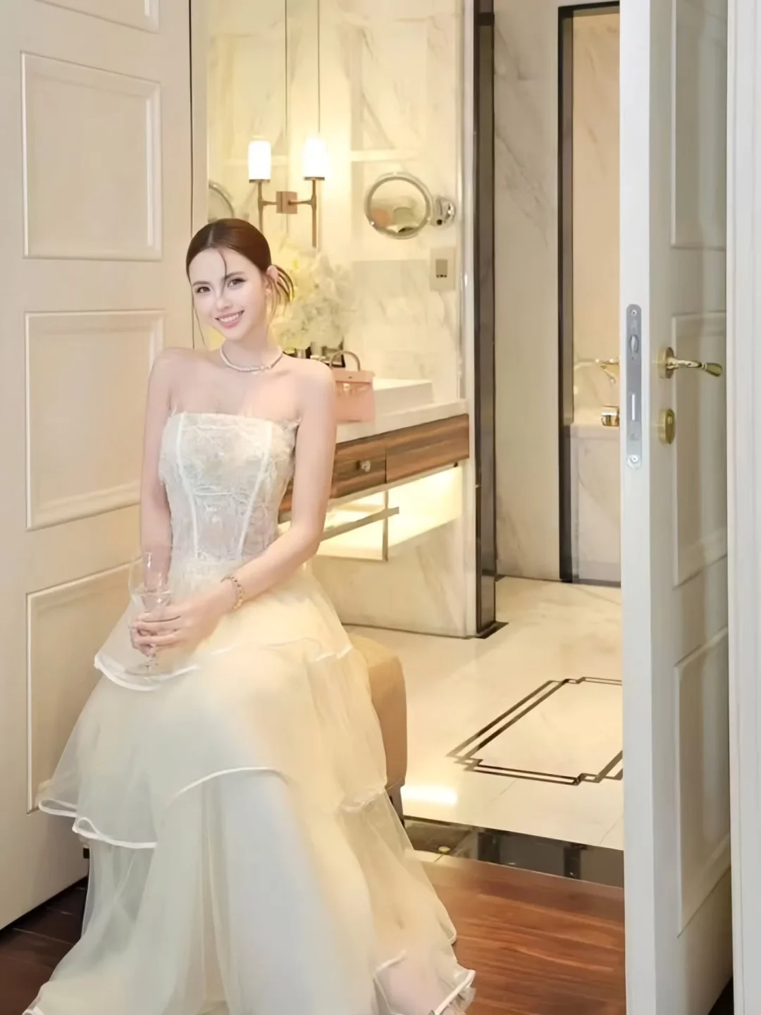 Ảnh 2 của Váy trắng strapless tầng xếp size M