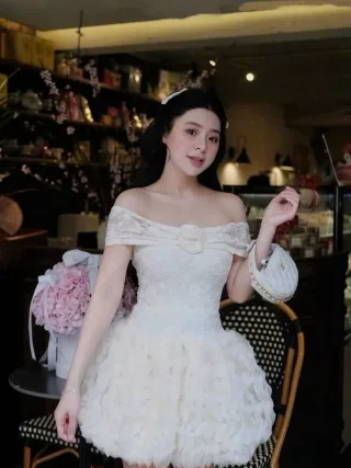 Photo 3 of Váy ren mini trắng trễ vai nữ
