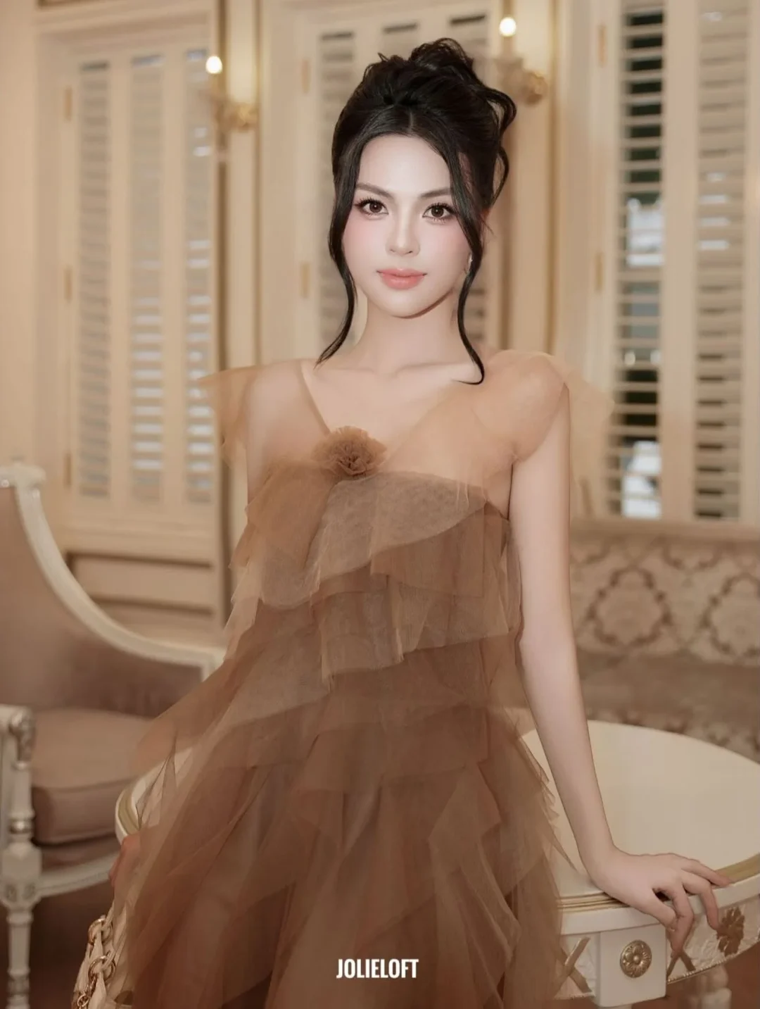 Photo 4 of Váy tiệc tulle nâu lệch vai nữ
