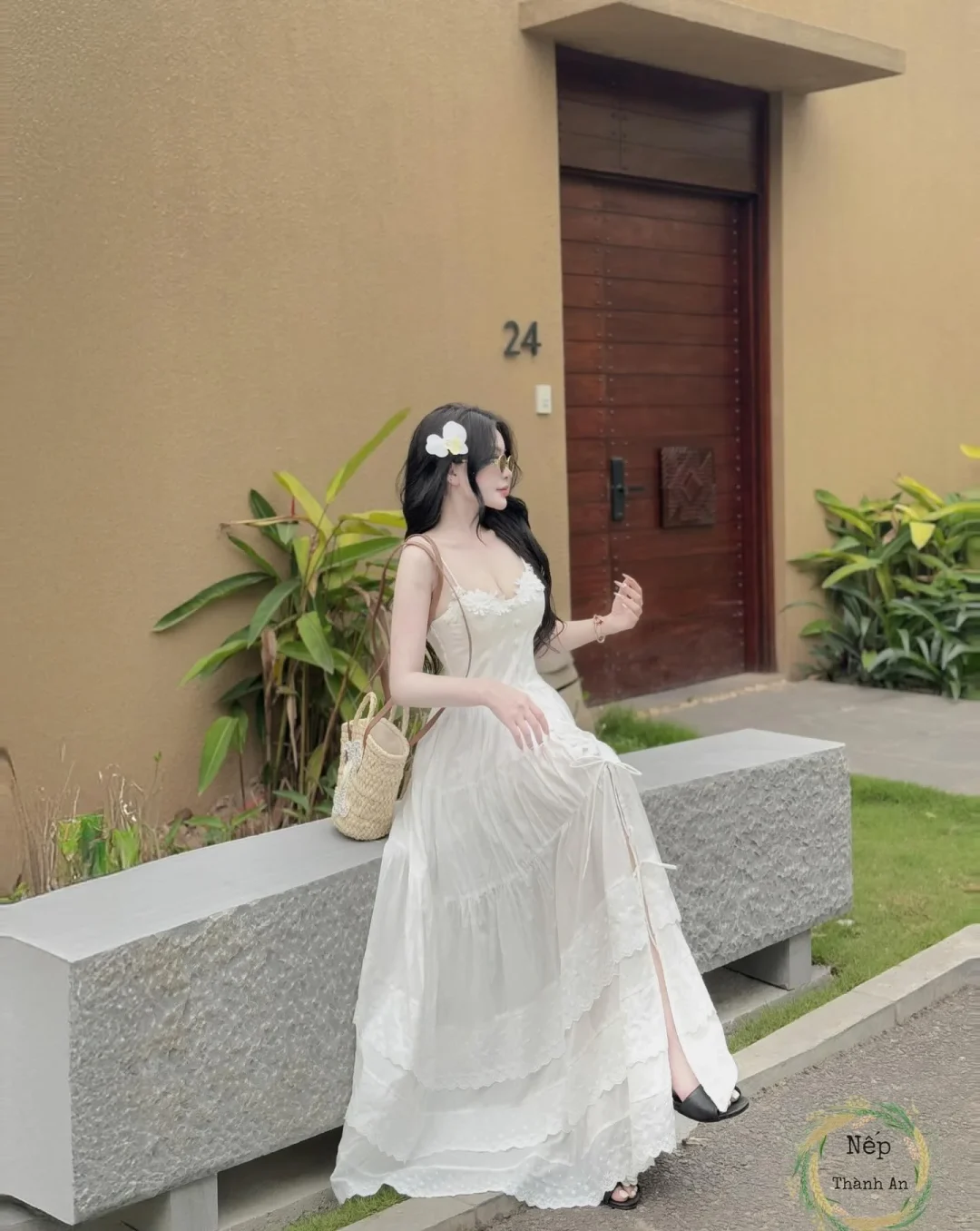 Ảnh 2 của Váy maxi trắng ren hai dây nữ