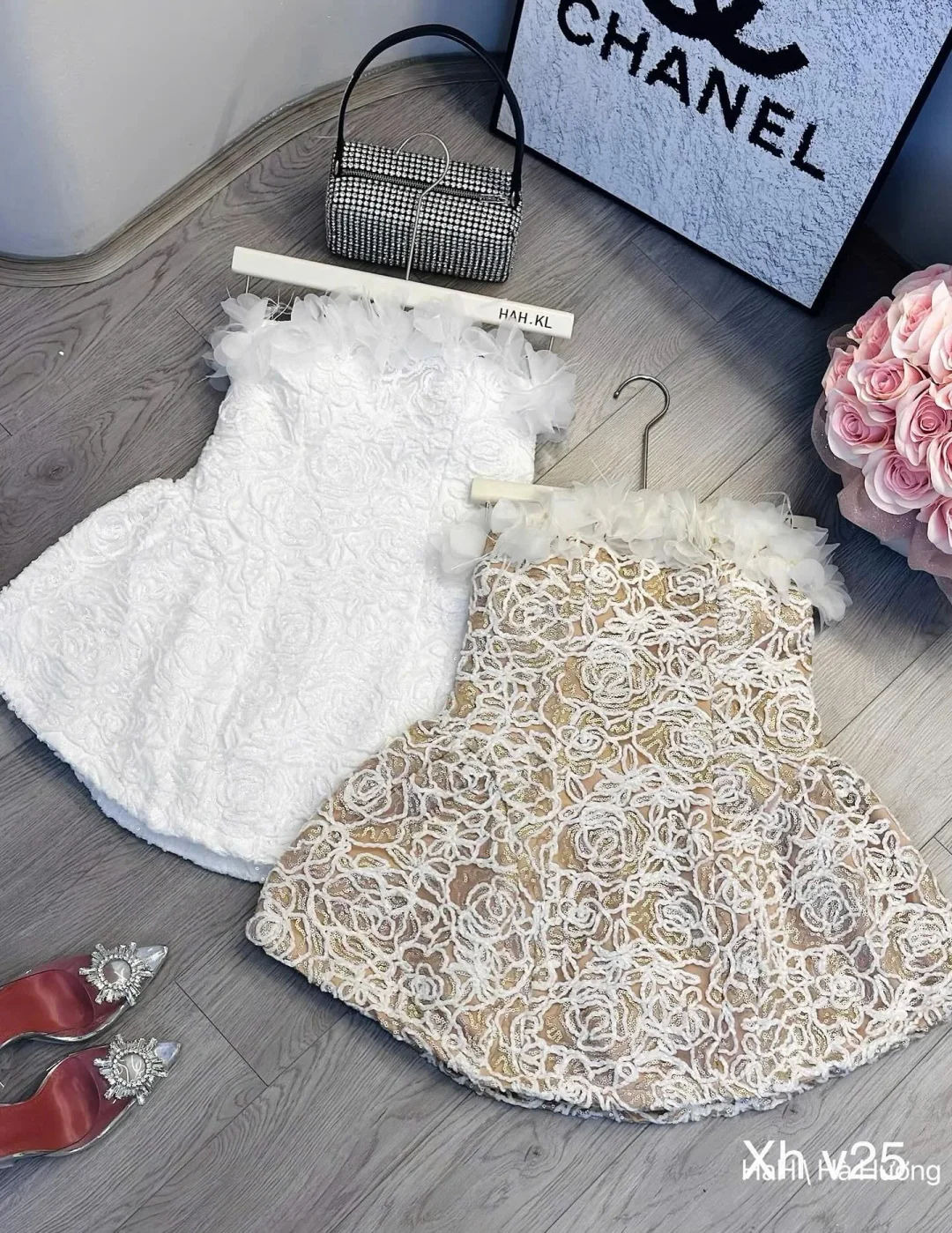 Ảnh 6 của Váy ngắn trắng strapless hoa nổi nữ