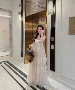 Photo 2 of Váy maxi trắng tầng ren nữ