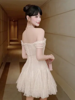 Photo 2 of Đầm ren trễ vai ngắn màu kem size M