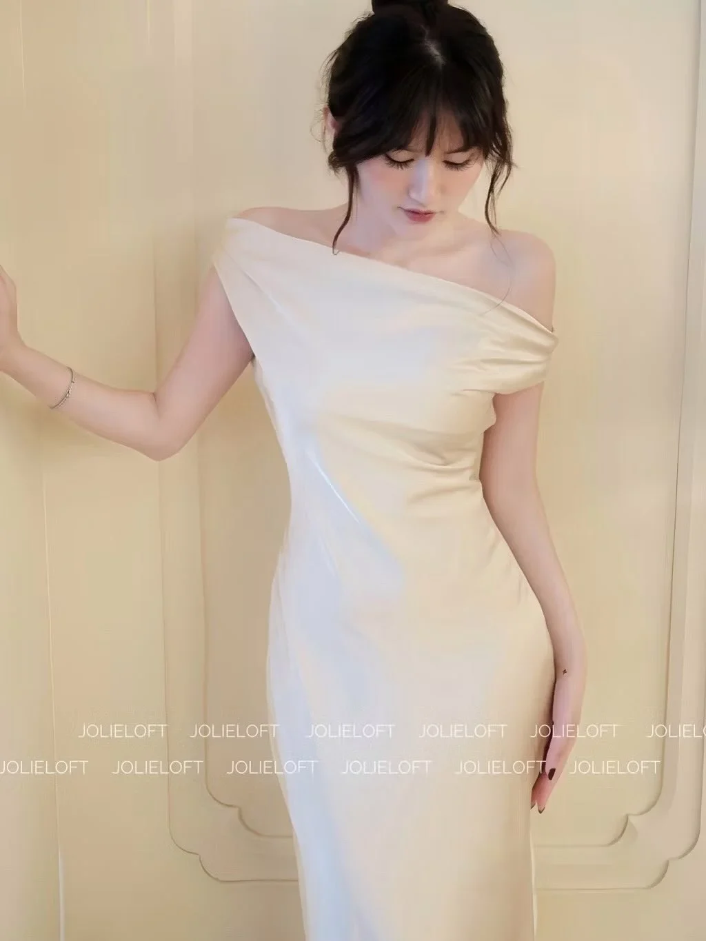 Ảnh 3 của Đầm lụa trễ vai dài màu kem sang trọng