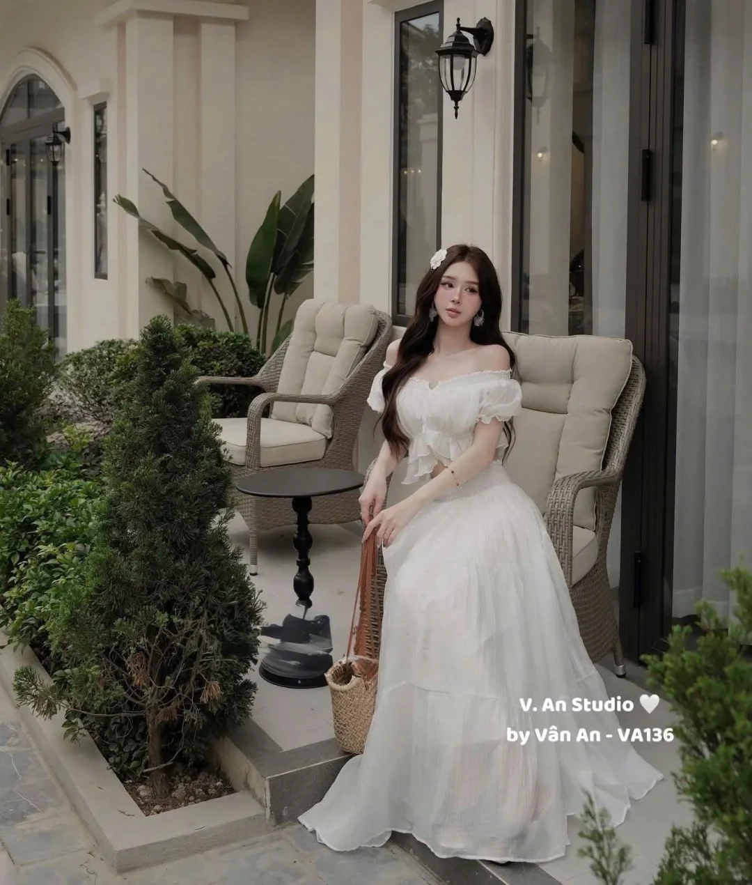 Photo 3 of Set croptop trễ vai váy maxi trắng size M