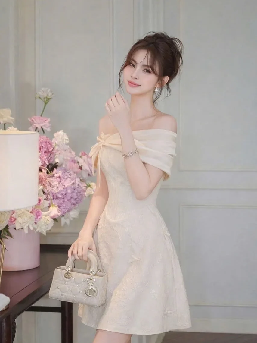 Photo 1 of Váy ren trễ vai kem nữ tính