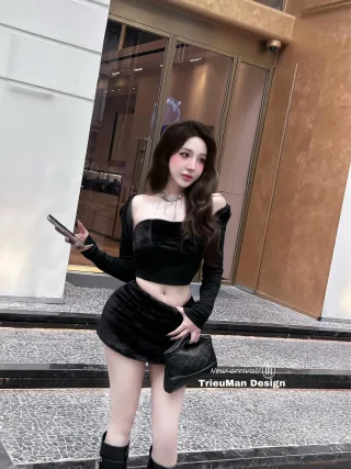 Ảnh 2 của Set crop top nhung đen và váy mini nữ size M
