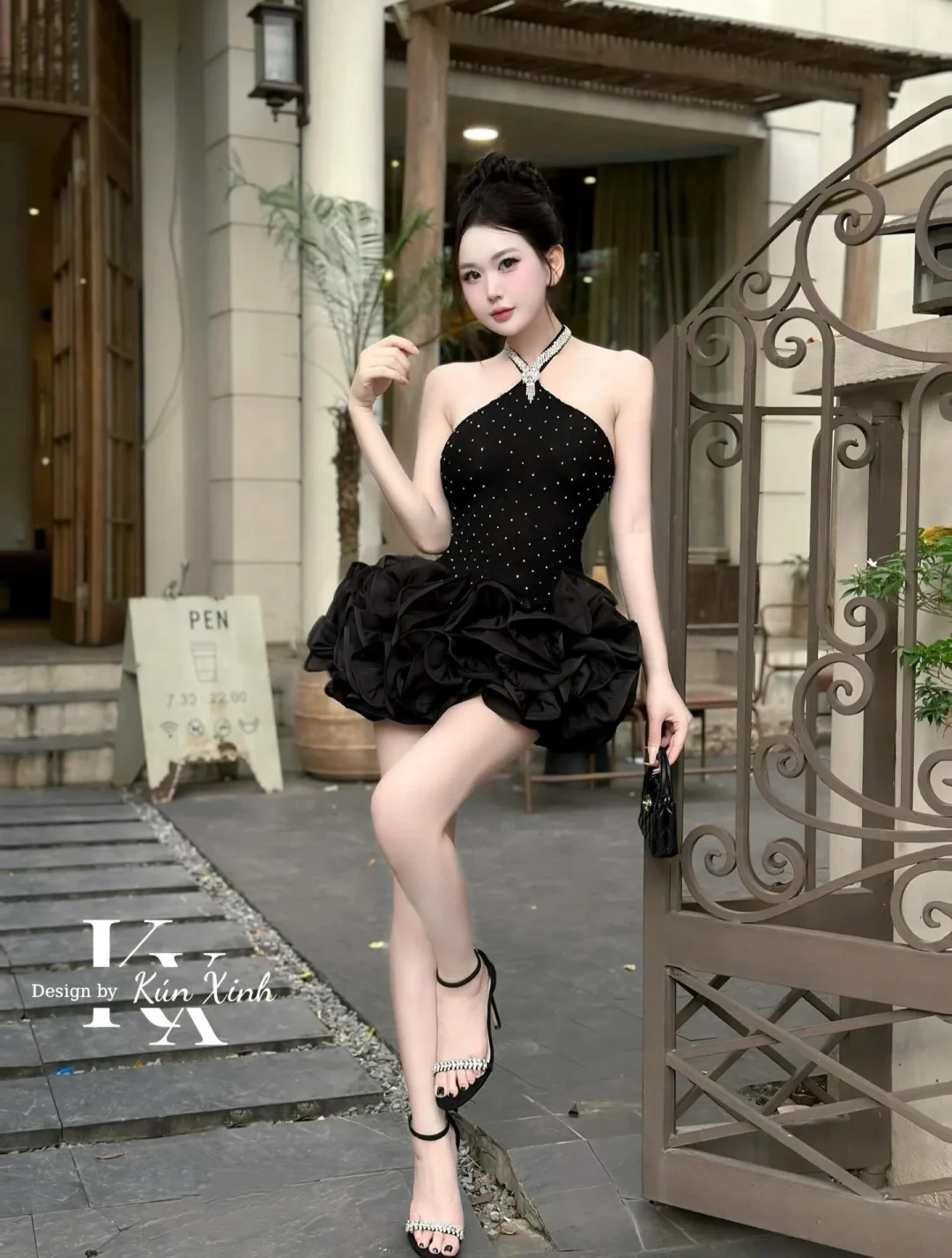 Ảnh 3 của Đầm ngắn đen halter neck sang trọng size M