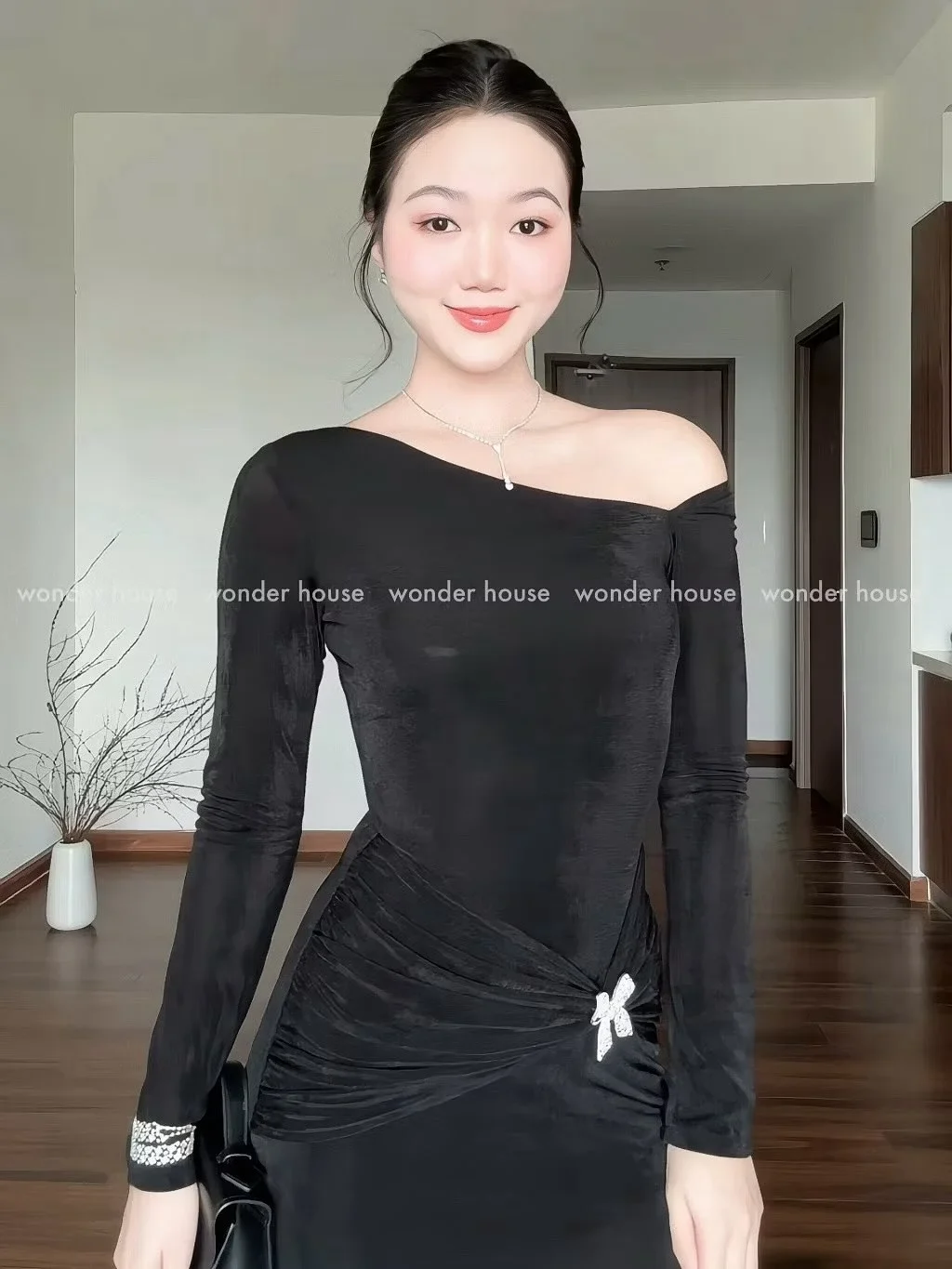 Ảnh 2 của Đầm đen trễ vai nhung lụa Wonder House
