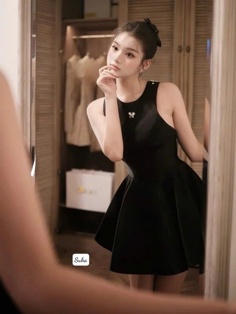 Ảnh 2 của Váy ngắn đen lưng đan chéo nữ