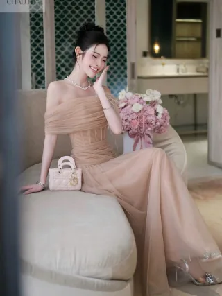 Ảnh 2 của Váy dạ hội tulle trễ vai be nhạt