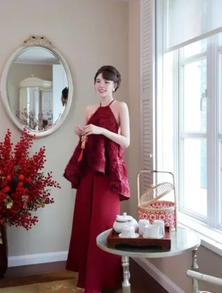 Photo 4 of Đầm đỏ cổ yếm hoa nổi sang trọng