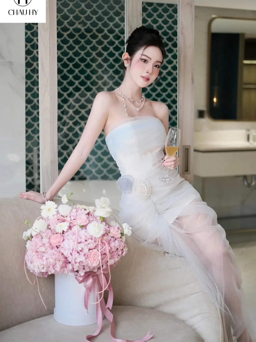 Photo 3 of Đầm tiệc trắng strapless Châu Hy size S